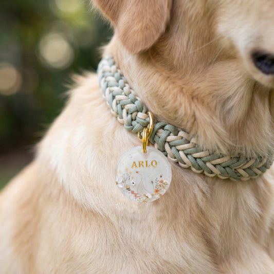 Médaille chien personnalisée oie fleurie en résine – abeilles, marguerites et prénom doré