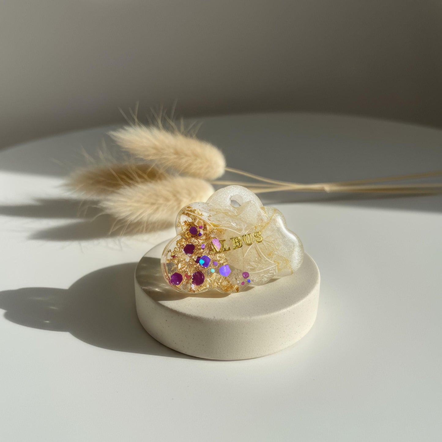 Médaille personnalisée forme nuage en résine, fleurs séchées incluses, paillettes violettes, prénom doré (ALBUS)