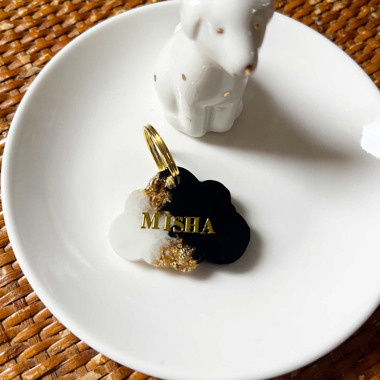 Médaille chien personnalisée – Onyx & Ivoire, nuage noir et blanc, feuille d’or