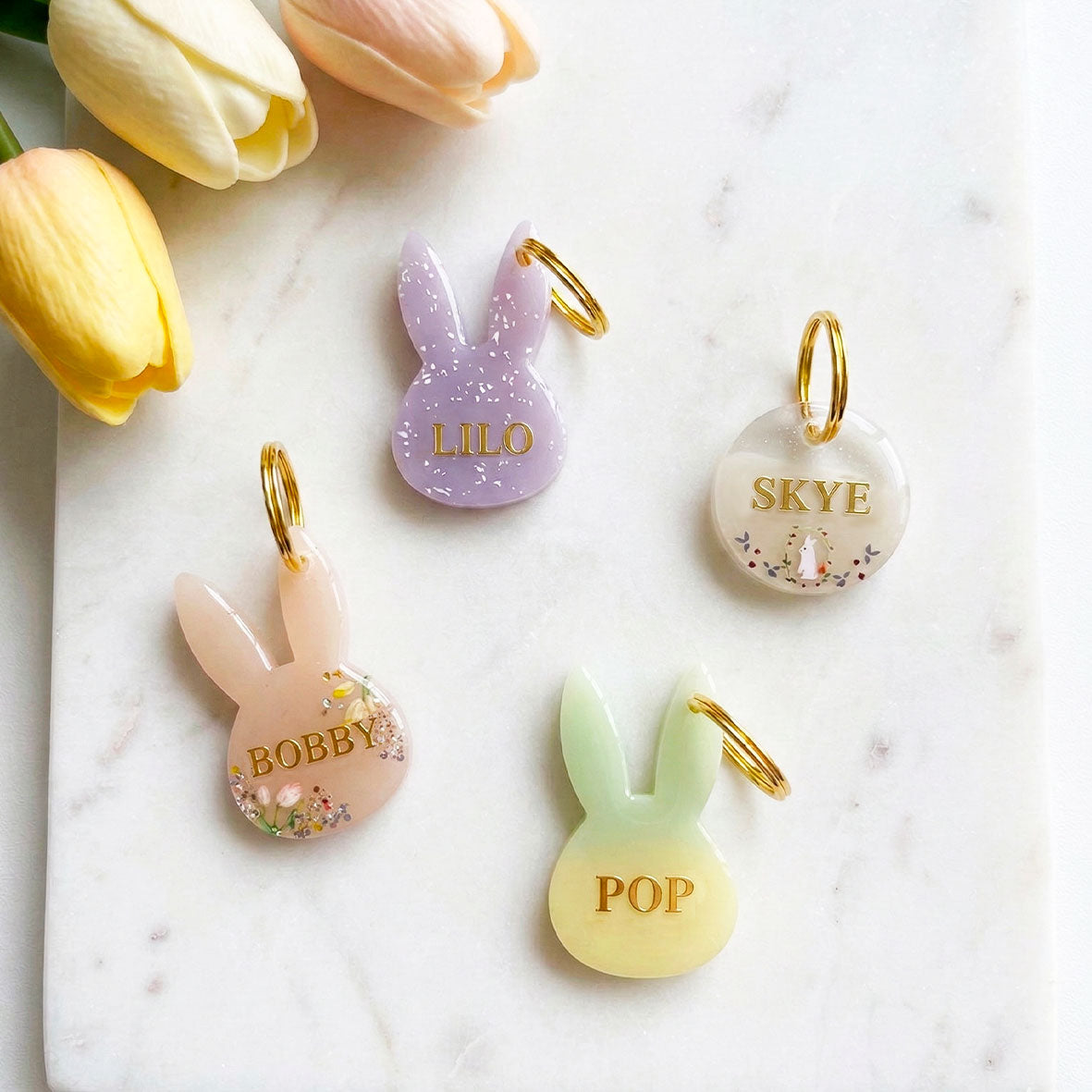 Médaille chien personnalisée Lapin Nude Fleurie, Lettres dorées / Noméa Création