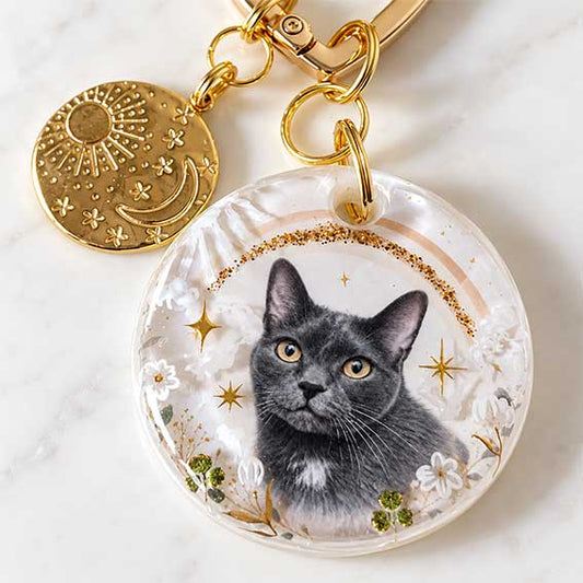 Porte-clé souvenir personnalisé avec portrait de chat dans un médaillon rond en résine et breloque dorée