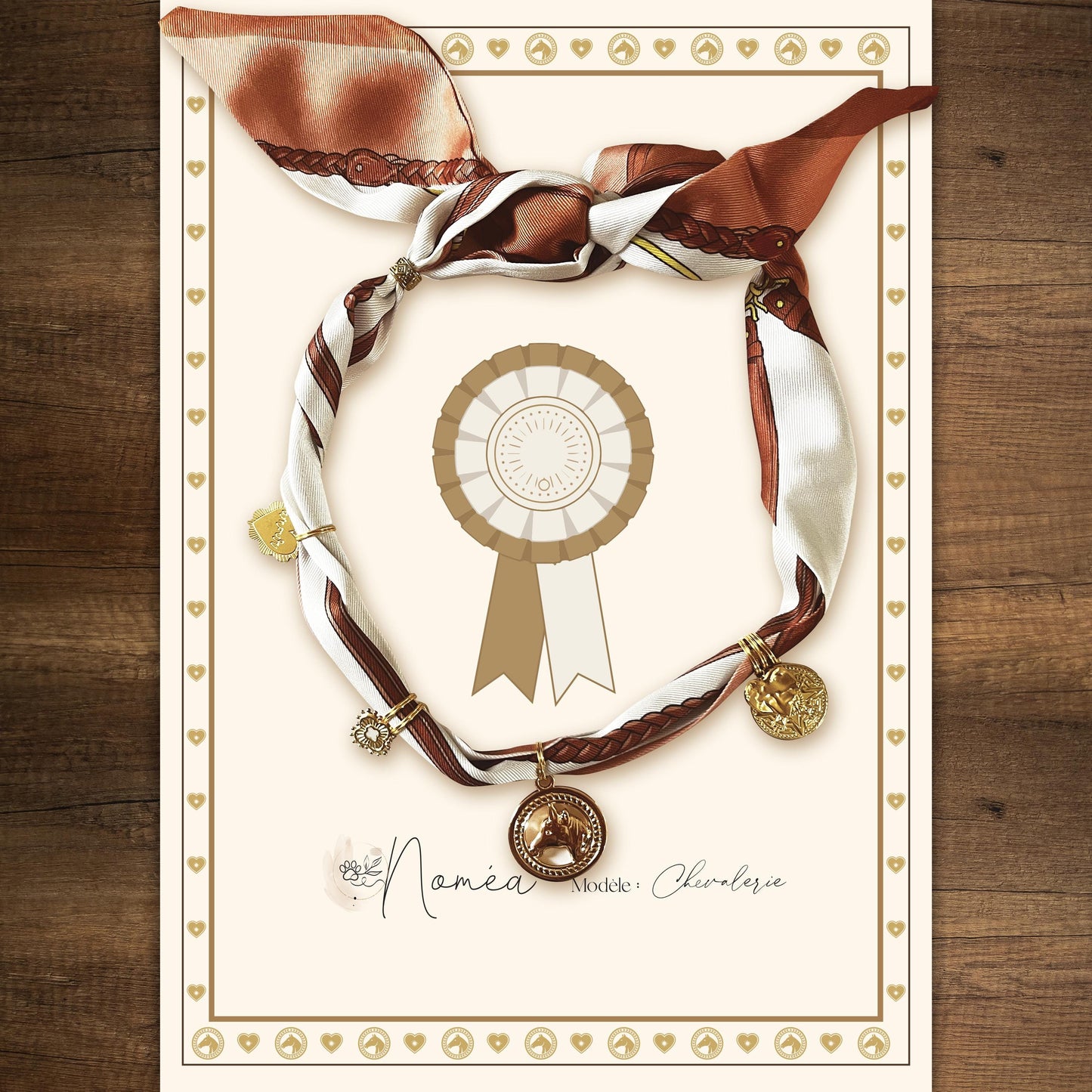 Collier foulard pour chien équestre bohème satin camel ivoire breloques dorées inox