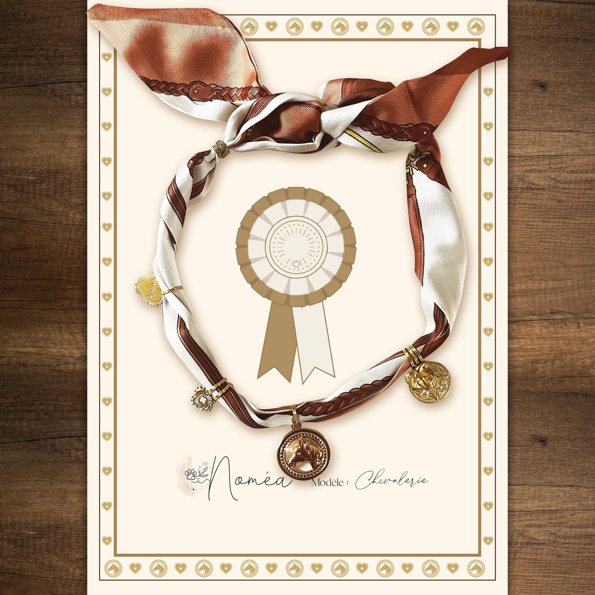 Collier foulard pour chien équestre bohème satin camel ivoire breloques dorées inox