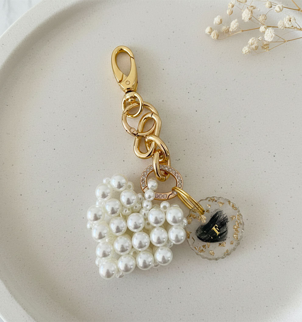 Porte-clés & bijou de sac souvenir – Poils de chien ou chat incrustés en résine, initiale dorée & feuille d’or