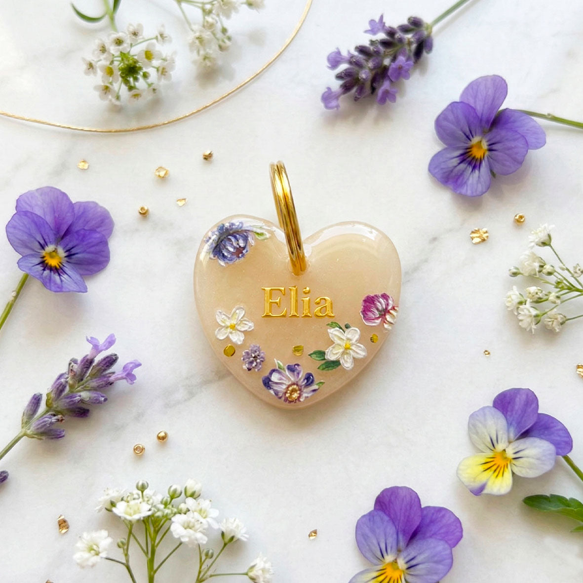 Médaille personnalisée chien en forme de coeurs avec des fleurs.