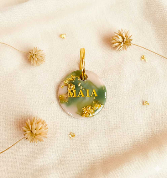 Médaille chien personnalisée en résine – Opale Sauge ( or, rose nude  & vert sauge)
