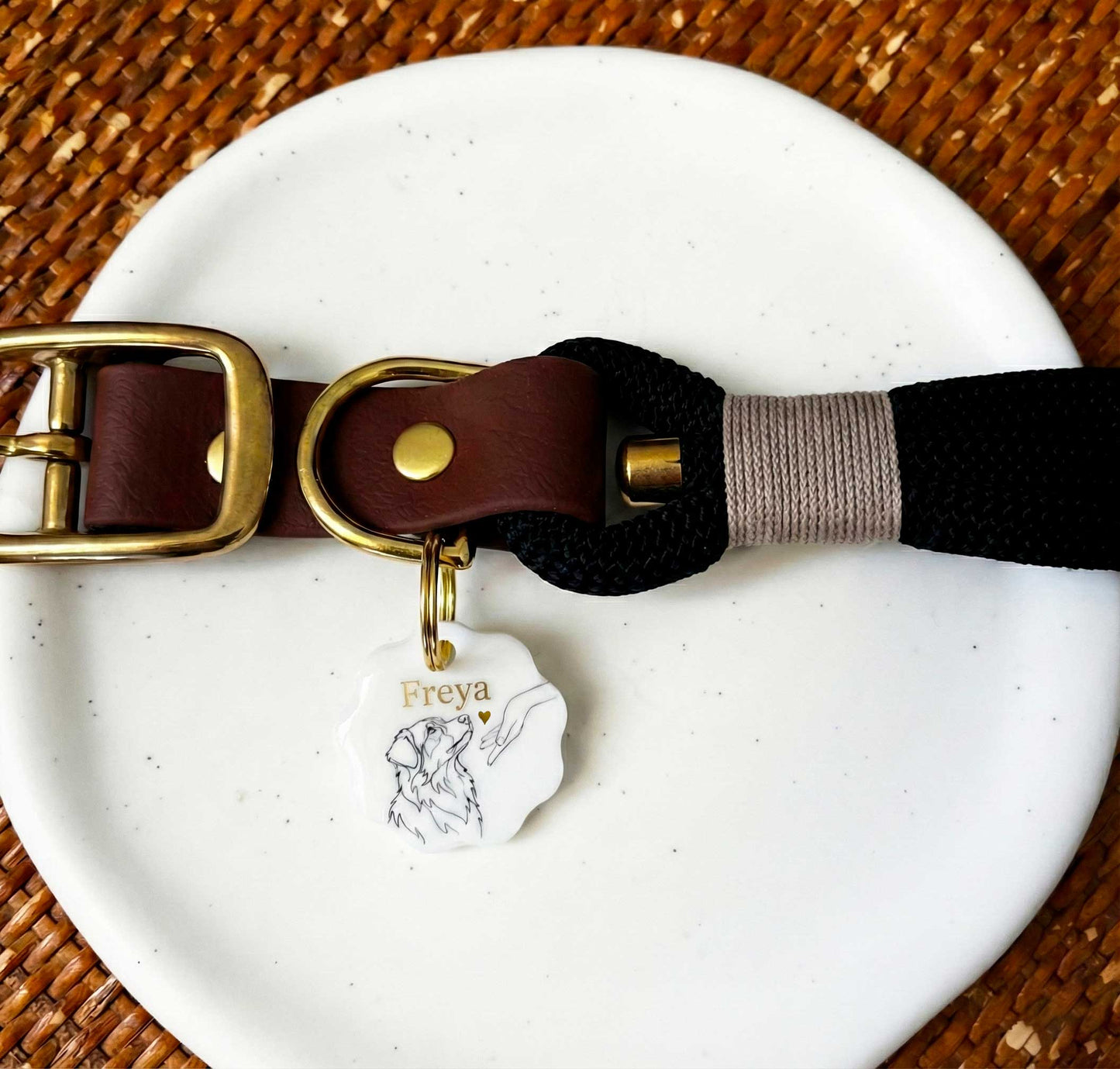 Médaille chien personnalisée – Portrait au trait (cœur ou tartelette) – Résine époxy