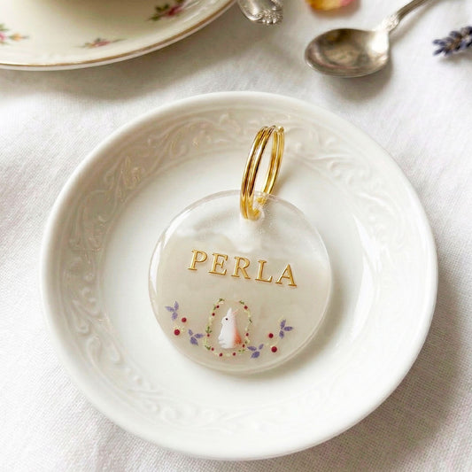 Médaillon chien personnalisé Lapin fleuri – Prénom doré (3 cm / 4 cm)