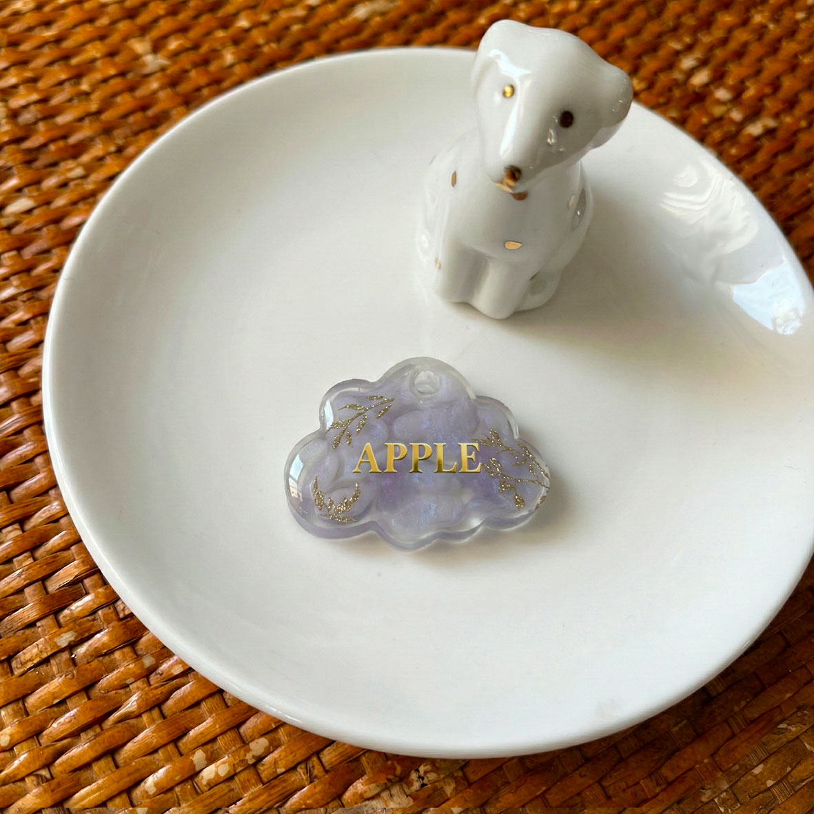 Médaille chien personnalisée – Nuage “Nuit Lilas” (marbré violet & doré)