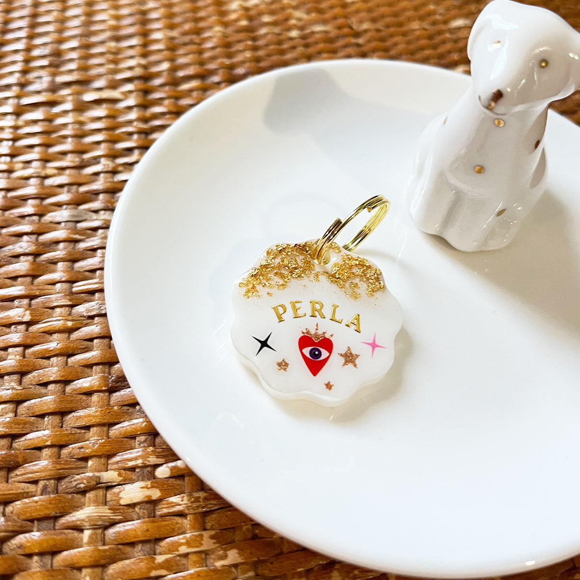 Médaille pour chien personnalisée en résine blanche – Cœur Oracle avec feuilles d’or & symboles