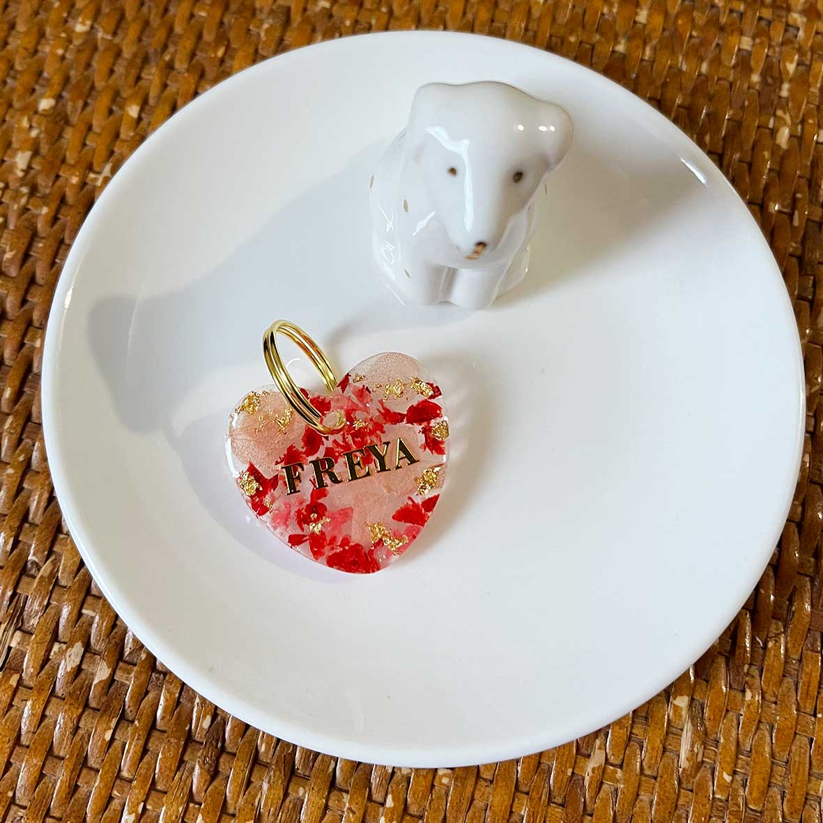 Médaille chien personnalisée – Cœur “Pétales Pourpres”