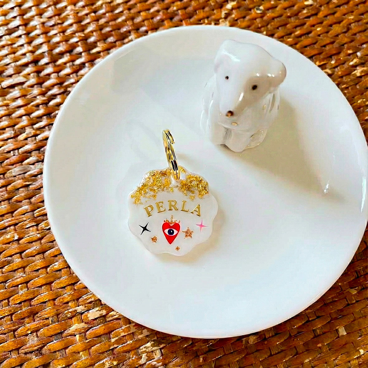 Médaille pour chien personnalisée en résine blanche – Cœur Oracle avec feuilles d’or & symboles