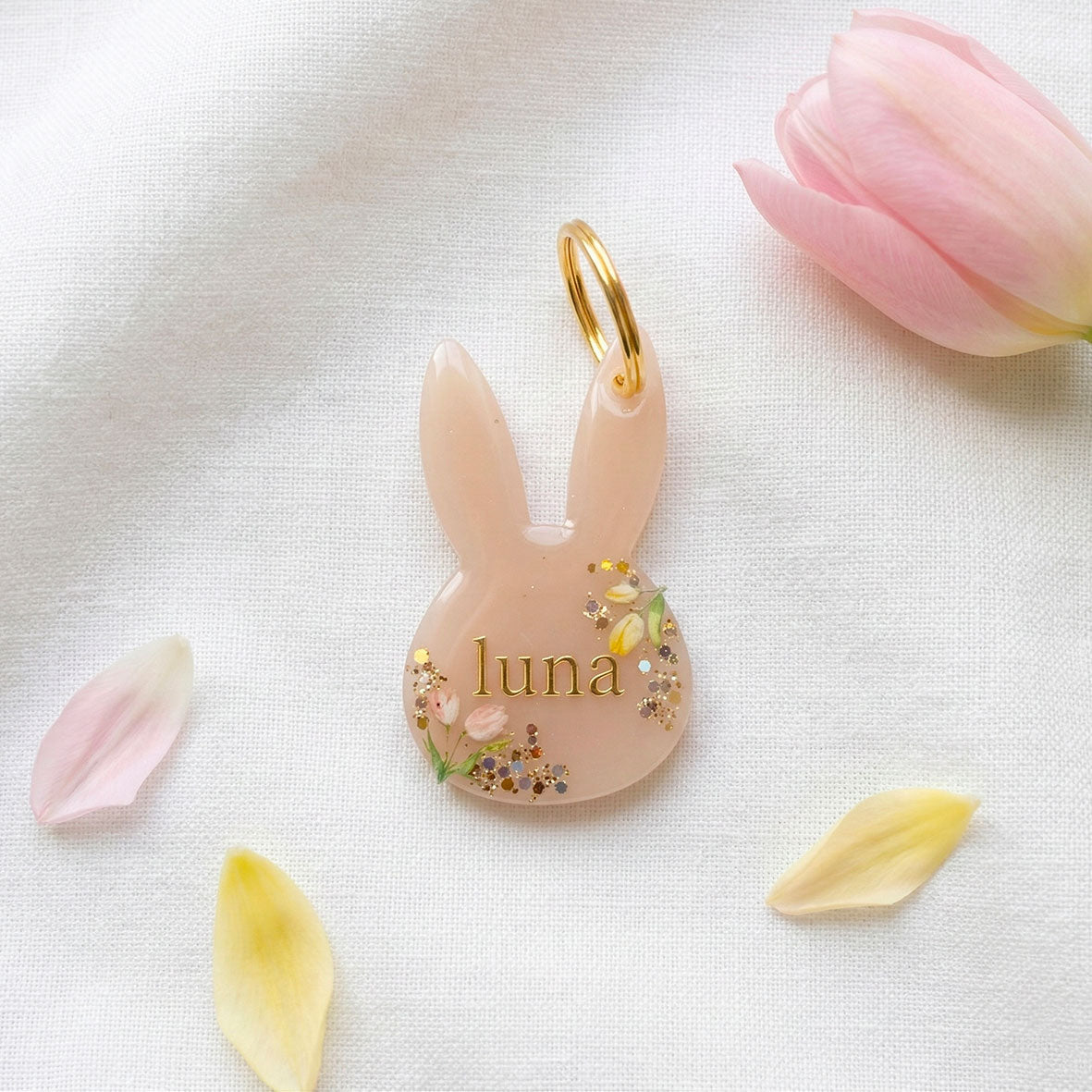 Médaille chien personnalisée Lapin Nude Fleurie, Lettres dorées / Noméa Création