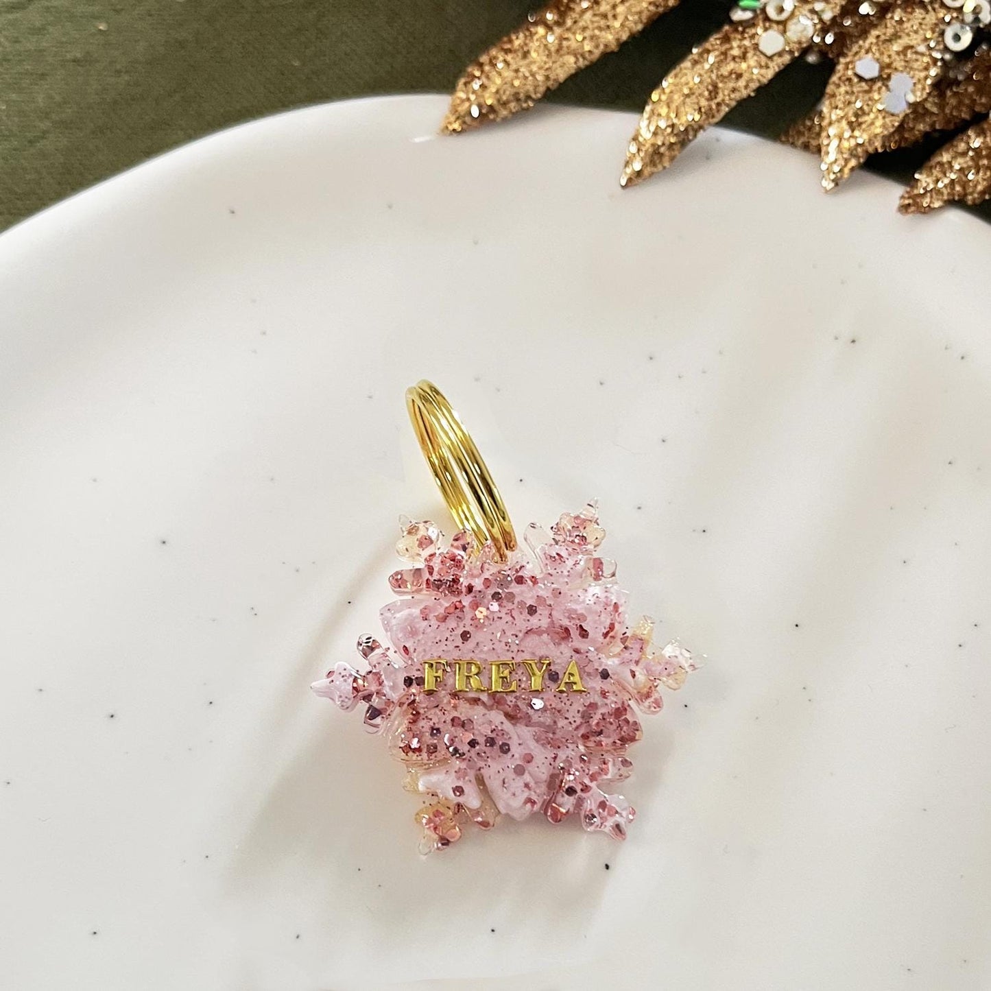 Médaille chien flocon rose pastel pailleté personnalisée avec prénom