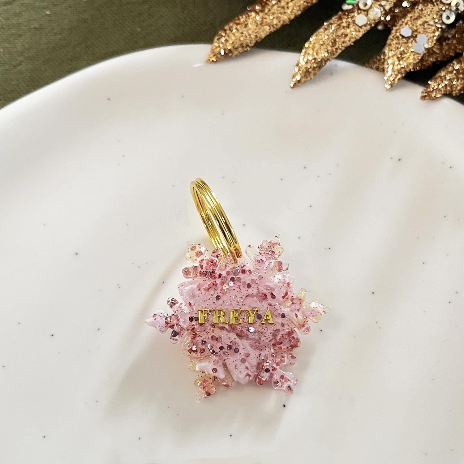 Médaille chien flocon rose pastel pailleté personnalisée avec prénom