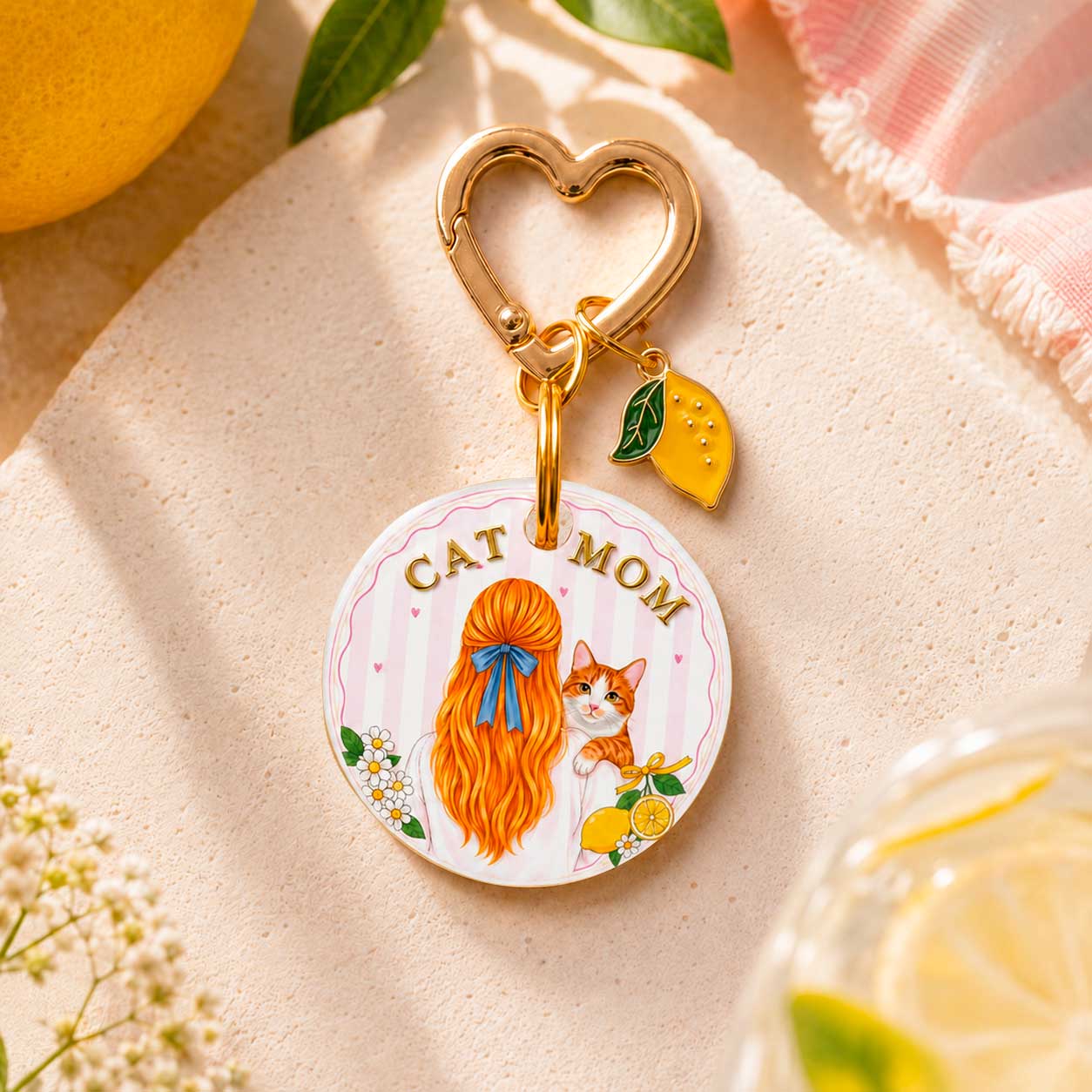 Porte-clés personnalisé femme et chat Cat Mom avec illustration stylisée et attache cœur dorée
