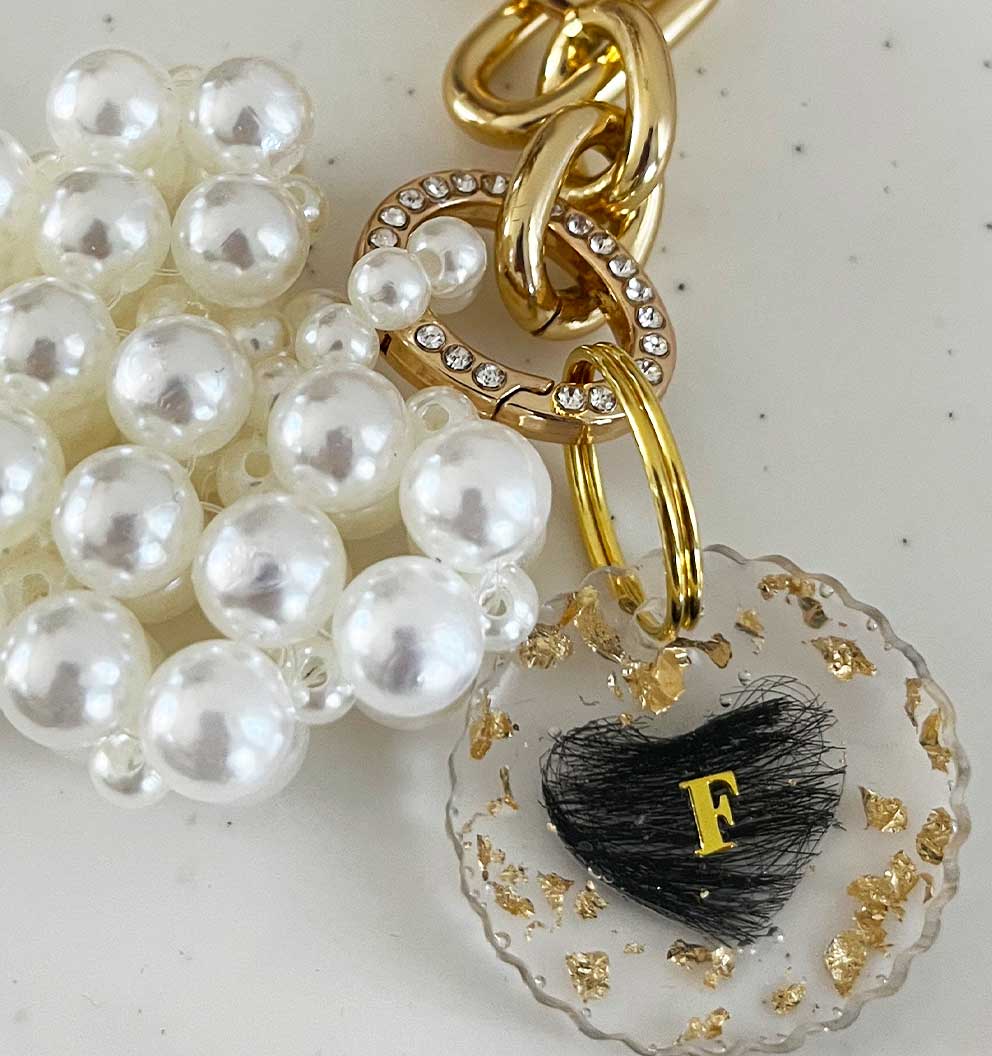 Porte-clés & bijou de sac souvenir – Poils de chien ou chat incrustés en résine, initiale dorée & feuille d’or
