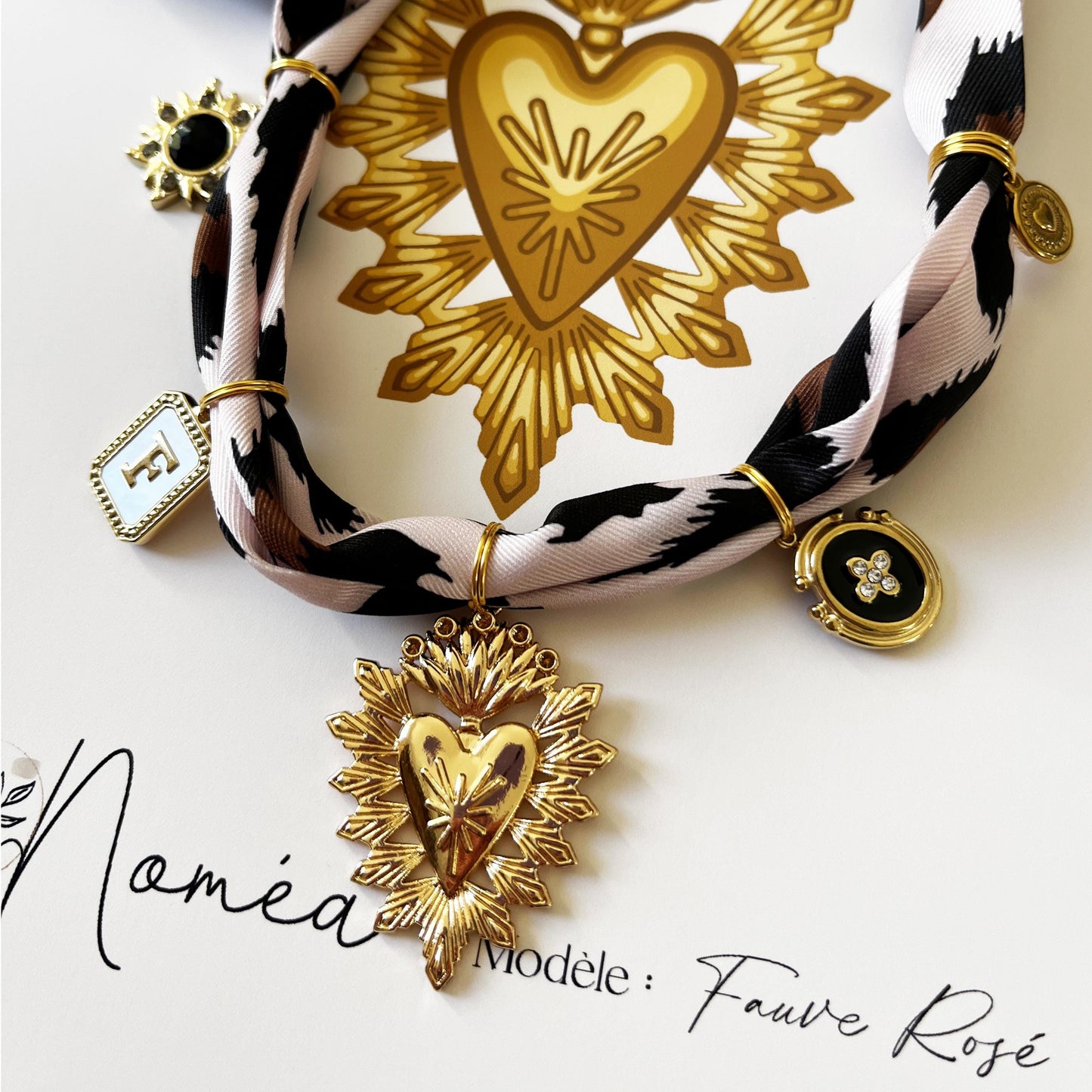 Foulard collier pour chien motif léopard rose satin polyester style mode