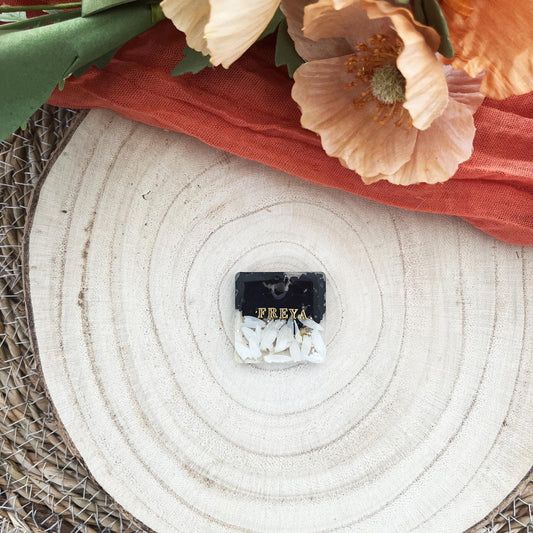 Médaille chien personnalisée en résine – Carrée “Pétales Nocturnes”