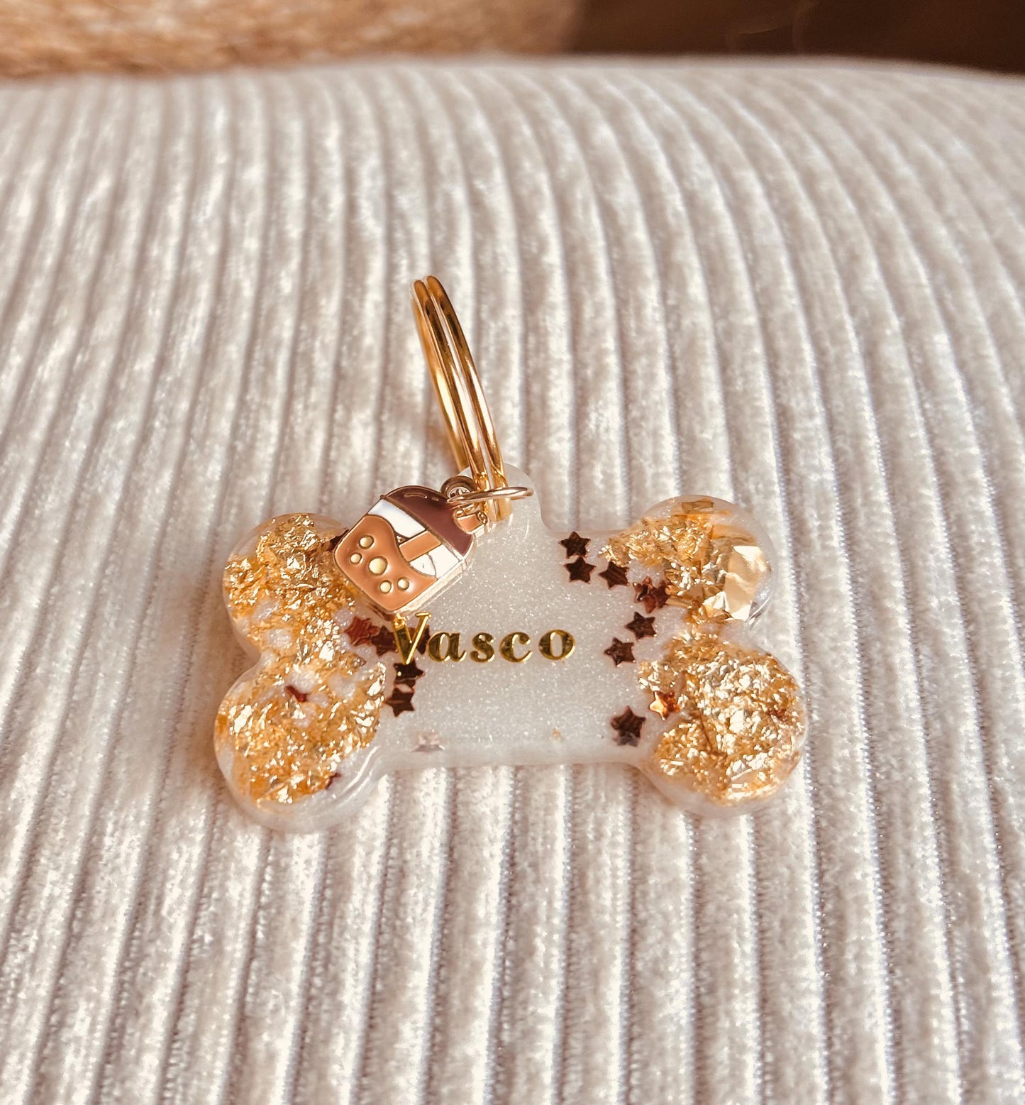 Médaille chien personnalisée en résine époxy – Os “Latte”