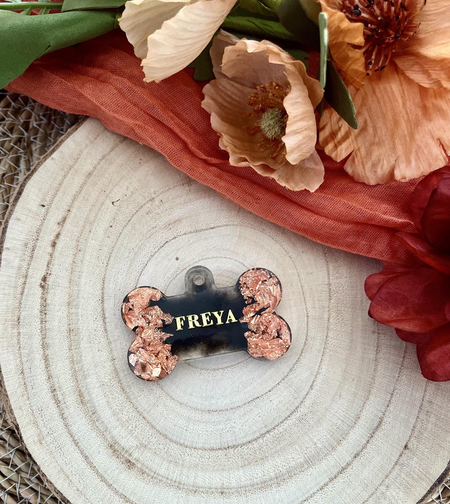 Médaille chien personnalisée en résine – Os “Obscur”