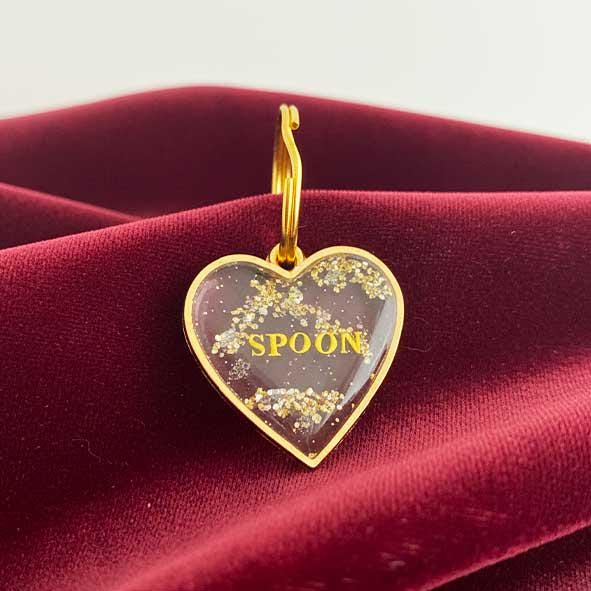 Médaille chien personnalisée en résine Cœur Féerique par Noméa