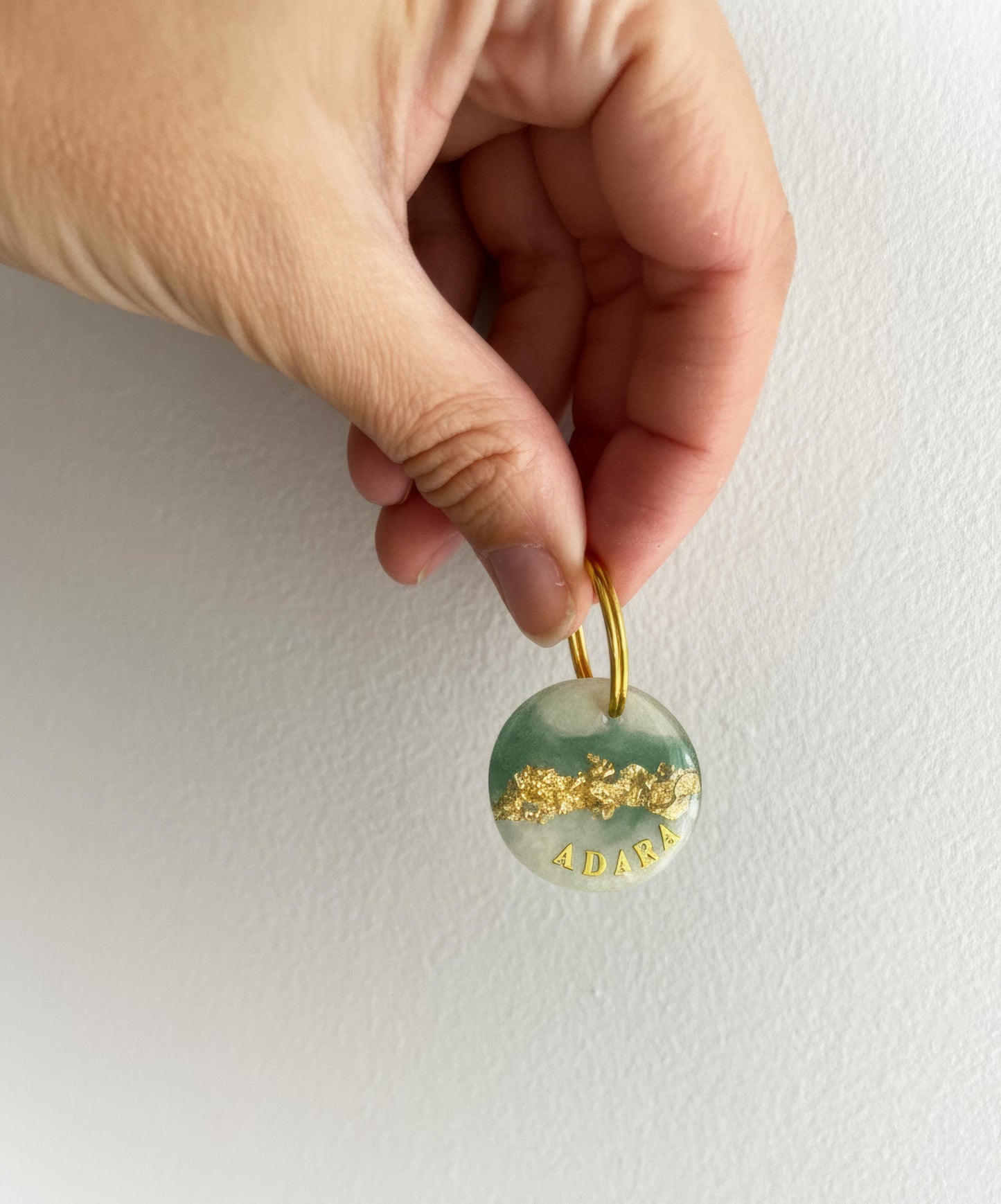 Médaille chien personnalisée en résine – Ronde Marbre Vert & Or