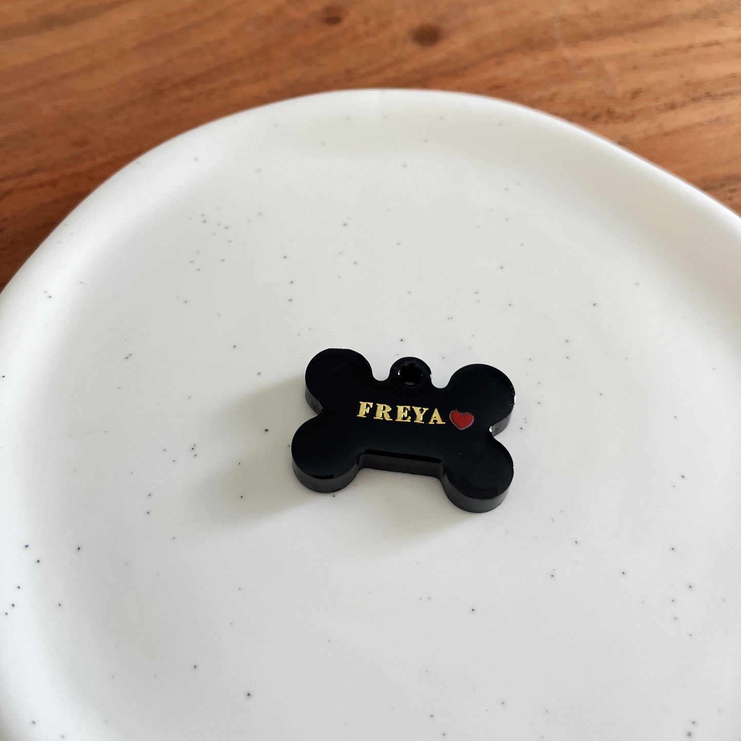 Médaille chien personnalisée en résine – Os Noir Cœur