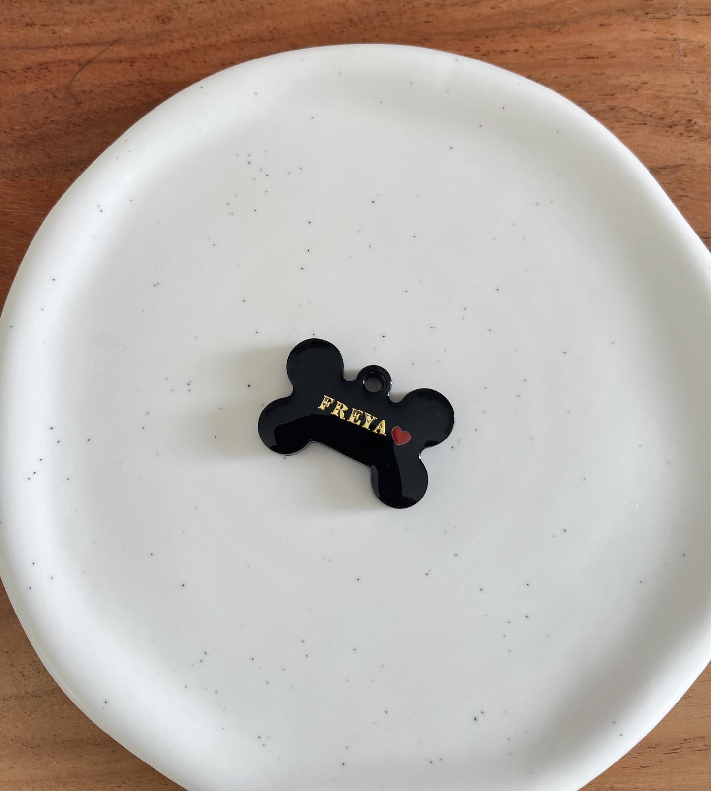 Médaille chien personnalisée en résine – Os Noir Cœur