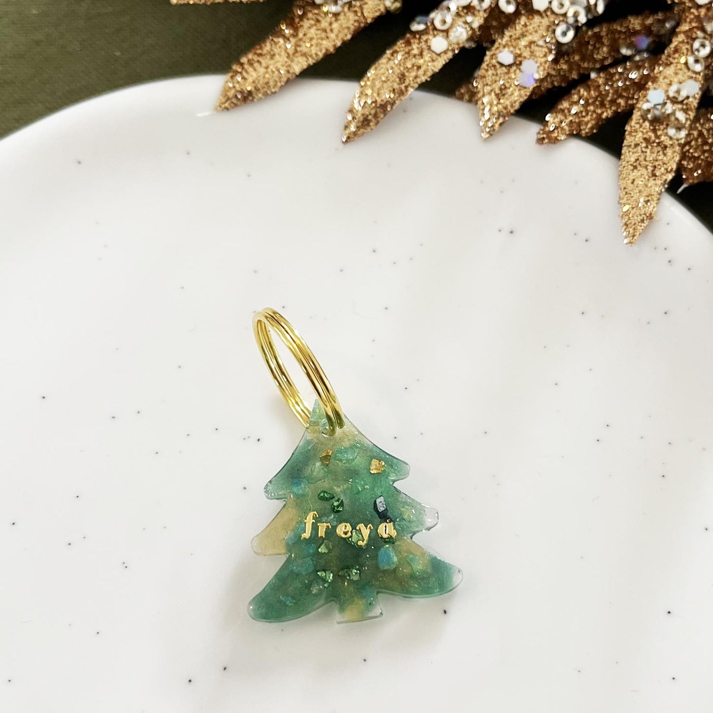 Médaille chien personnalisée - sapin vert, reflets dorés & inclusions scintillantes