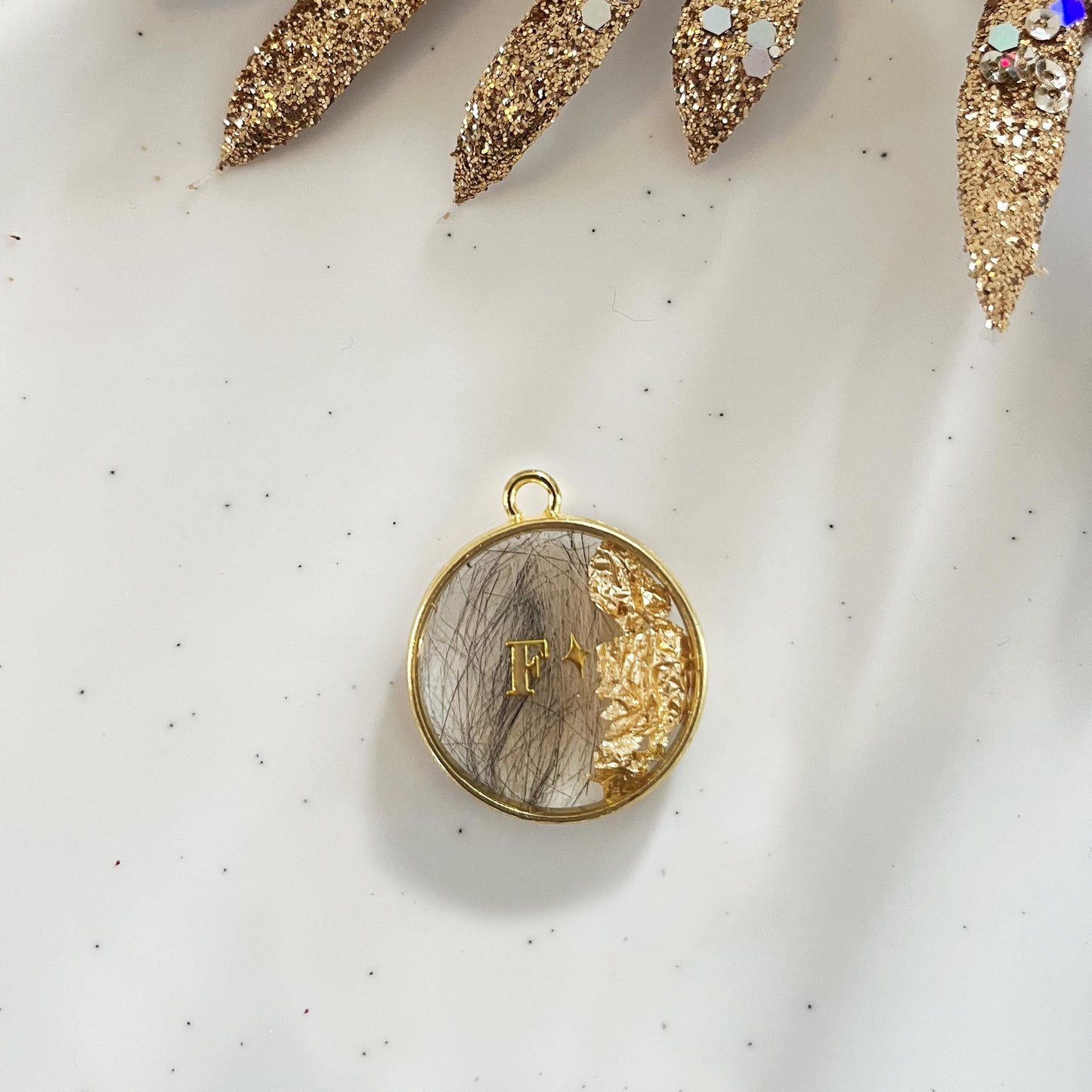 Pendentif ou porte-clés souvenir – poils/crins d’animal en résine (monture dorée)