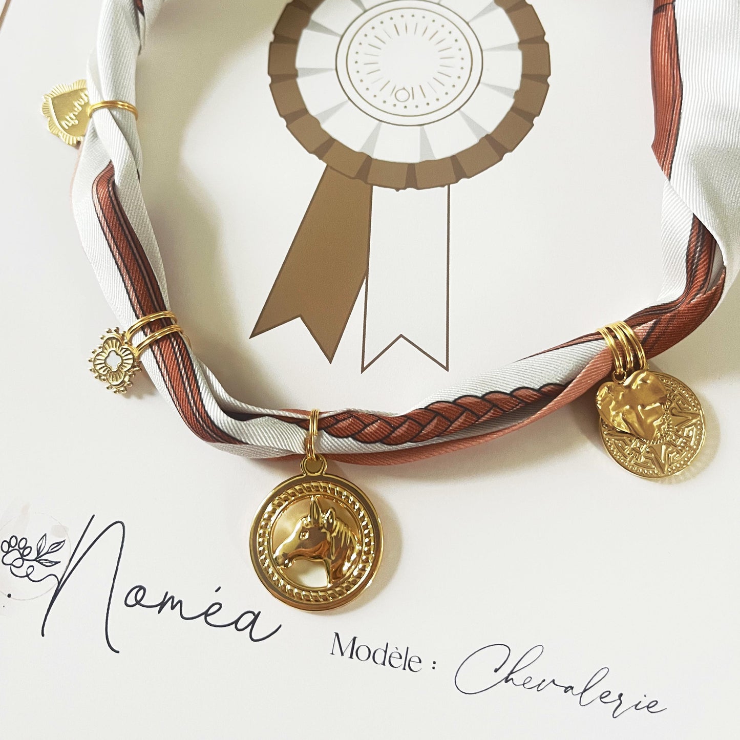 Collier foulard pour chien Équestre Bohème - breloques dorées inox (édition limitée)