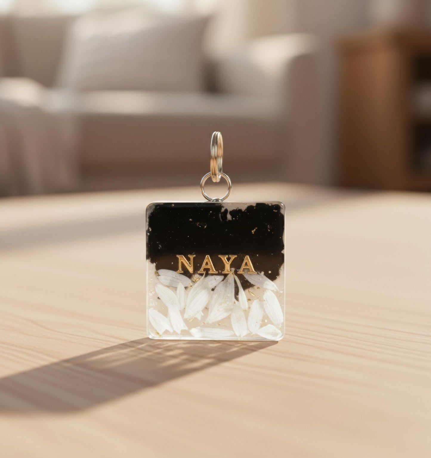 Médaille chien personnalisée en résine – Carrée “Pétales Nocturnes”