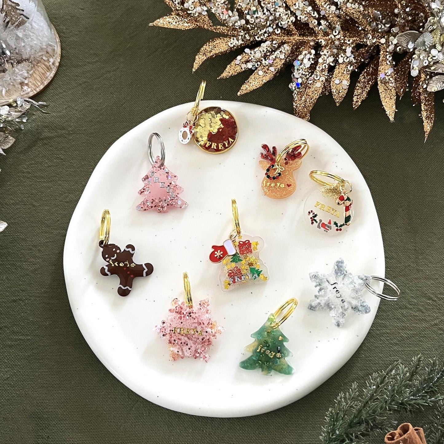 Médaille chien personnalisée - sapin rose pailleté & argent (hiver)