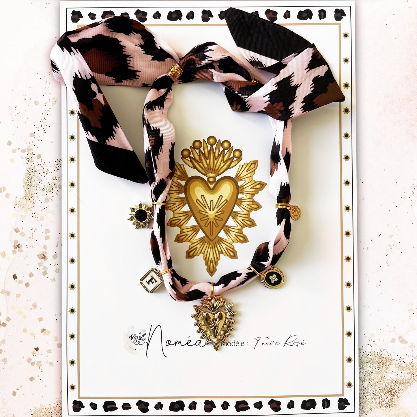 Collier bandana pour chien léopard rose satiné – breloques dorées