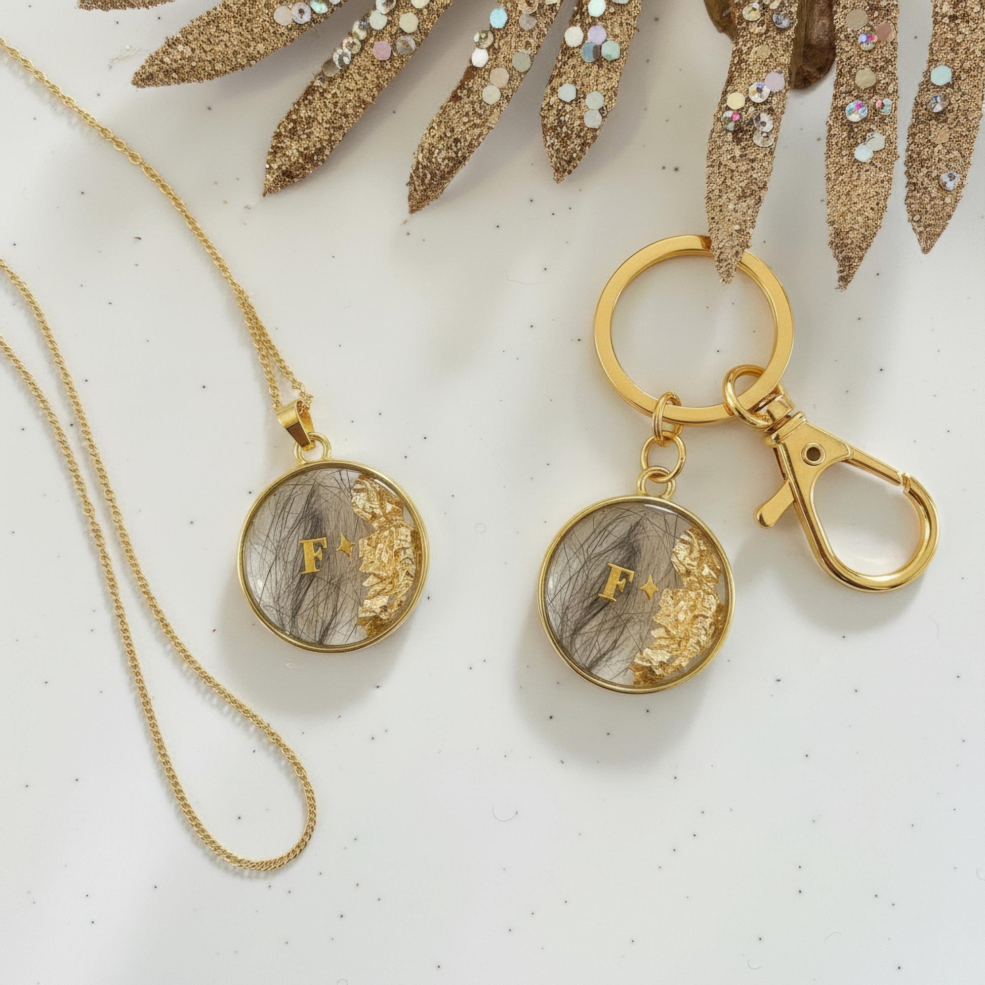 Médaillon résine avec poils d’animal inclusions décoratives finition dorée