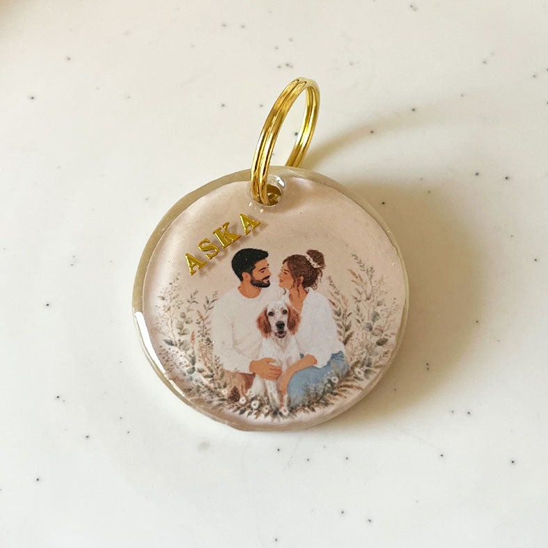 Médaille chien personnalisée en résine avec portrait illustré d’un couple et de leur chien