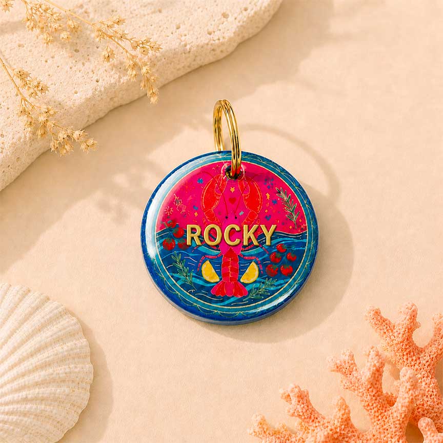 Médaille chien personnalisée Homard Riviera en résine avec prénom doré Rocky