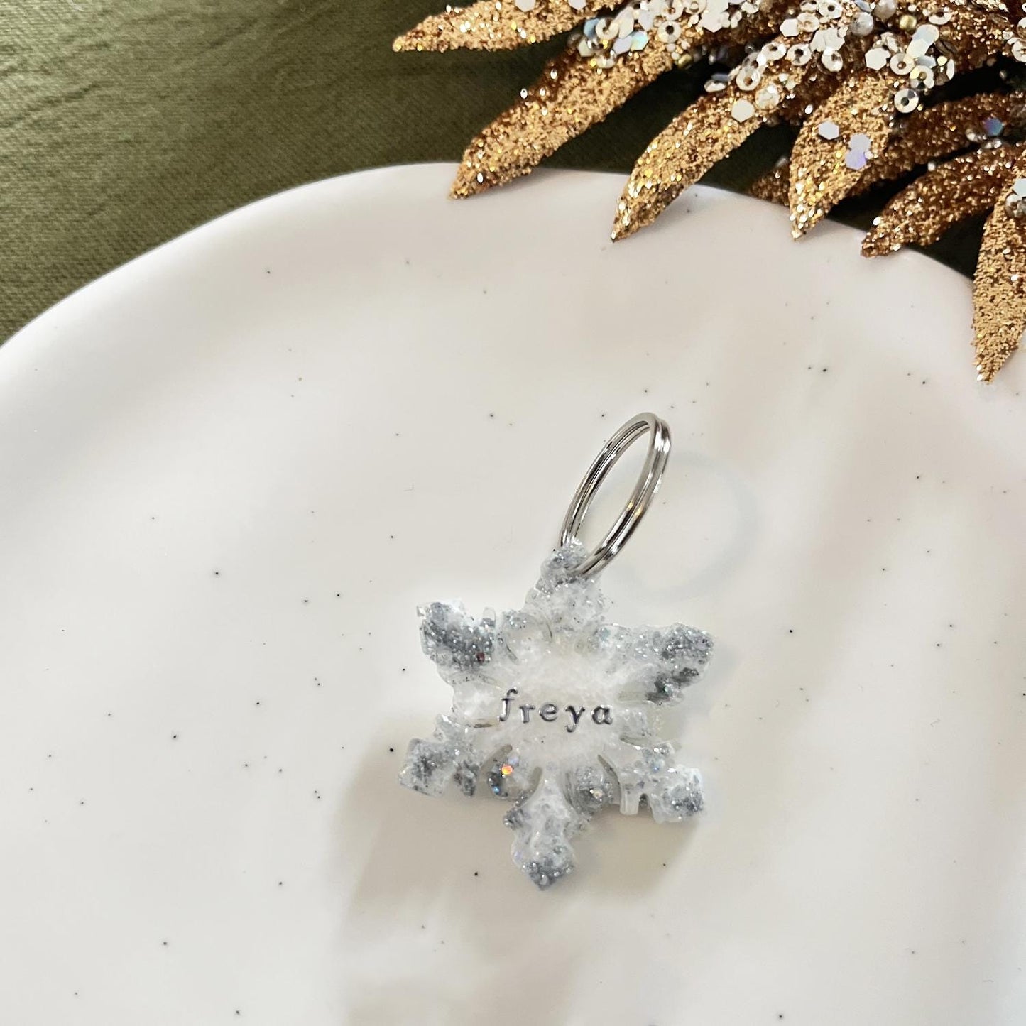 Médaille chien flocon d’hiver personnalisée blanc argent pailletée prénom