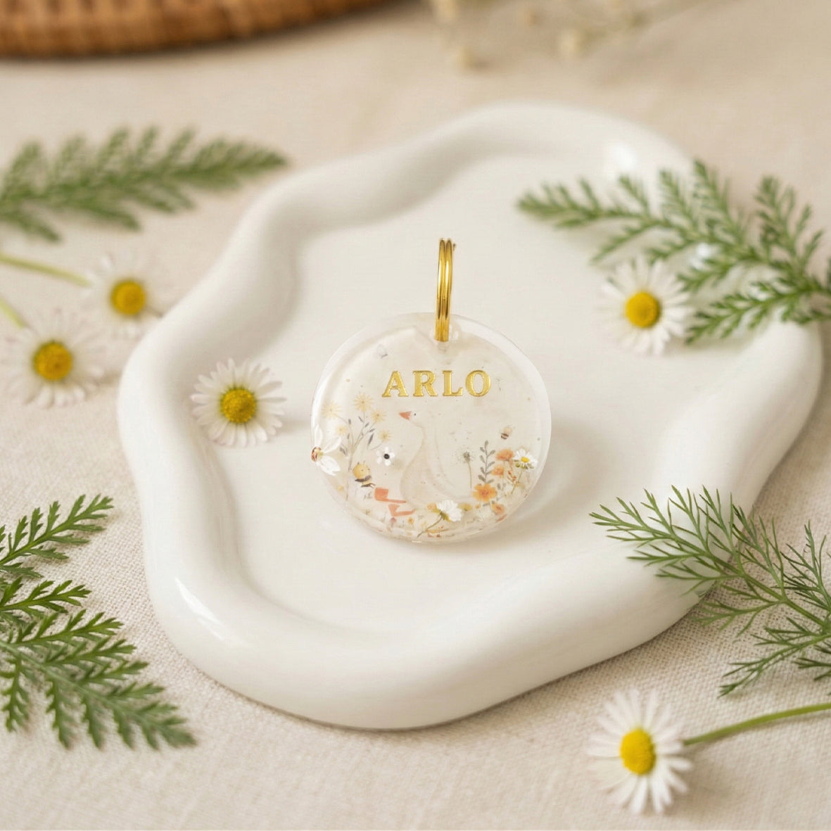 Médaille chien personnalisée oie fleurie en résine – abeilles, marguerites et prénom doré