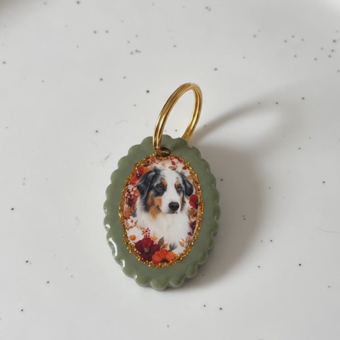 Médaille pour chien personnalisée avec portrait, vue en vidéo de la finition en résine