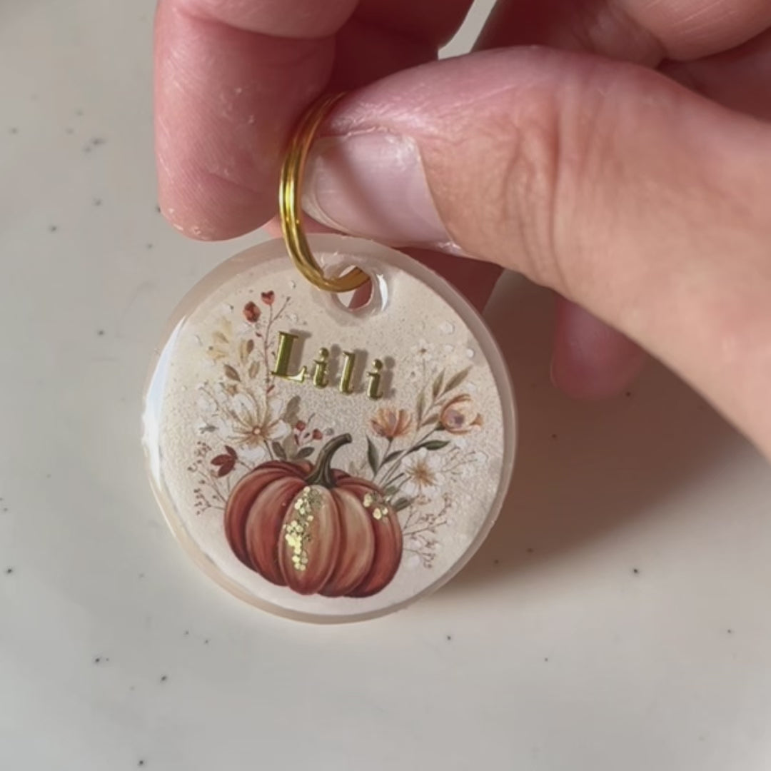 Médaille pour chien personnalisée Fleur de courge, avec prénom et illustration automnale de citrouille et fleurs.