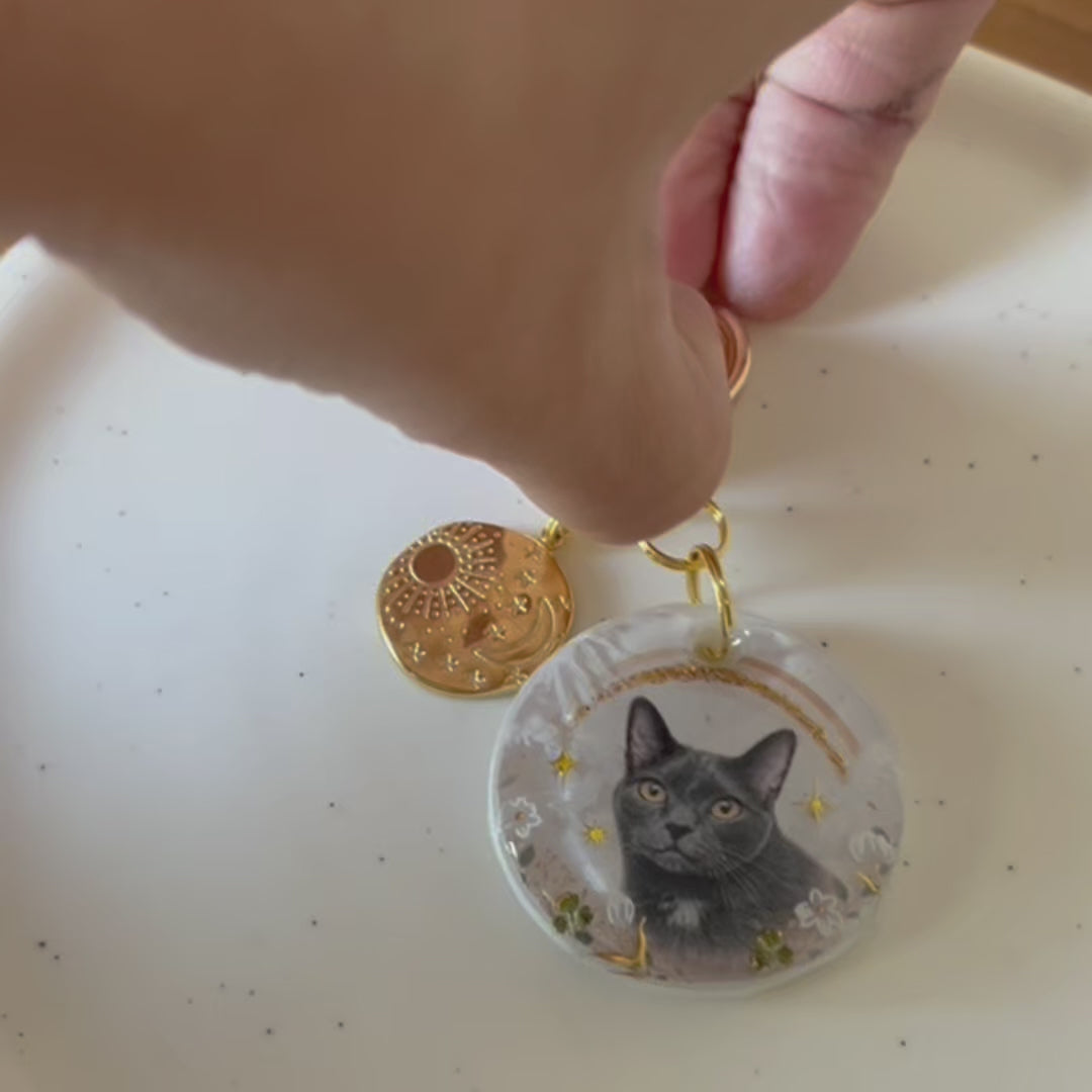 Porte-clé souvenir personnalisé avec portrait de chat, présenté en main pour montrer sa taille et les détails du médaillon en résine