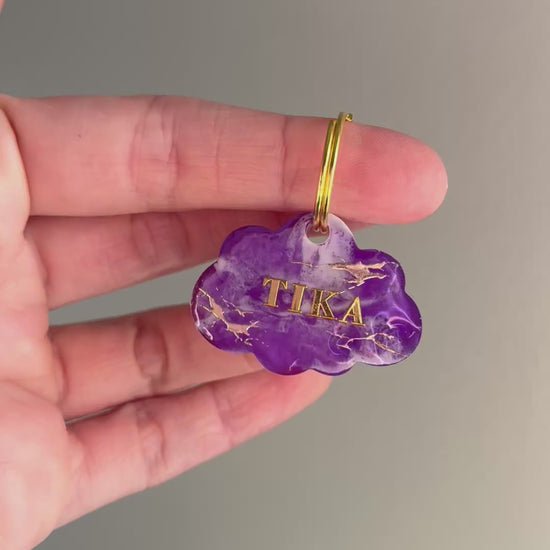 Médaille chien nuage marbré violet et doré personnalisée tenue en main