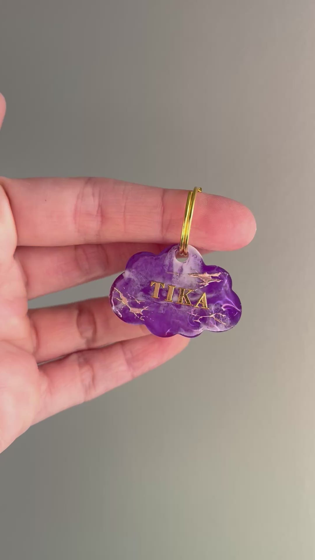 Médaille chien nuage marbré violet et doré personnalisée tenue en main